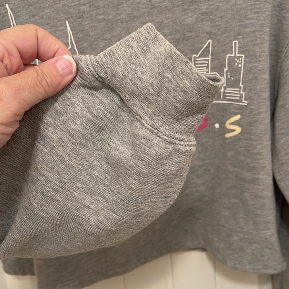 Friends Cropped Long Sleeve‎ Sweatshirt women's Size M Gray, multicolor letters - Picture 4 of 9